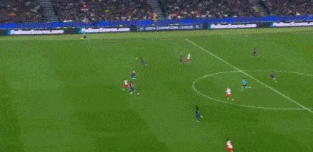 博鱼体育-库巴西弧顶位置放倒西蒙尼，VAR介入后裁判出示红牌